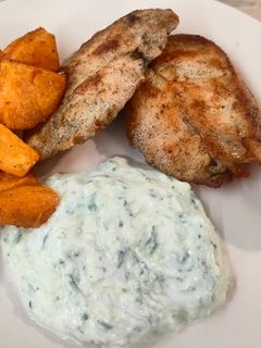 Sült csirkemell édesburgonyával és tzatzikivel recept fotója