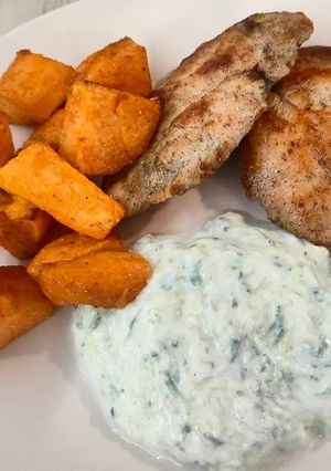 Sült csirkemell édesburgonyával és tzatzikivel recept fotója