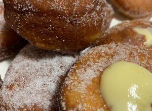 Foto di Krapfen ripieni alla crema (bomboloni alla crema)