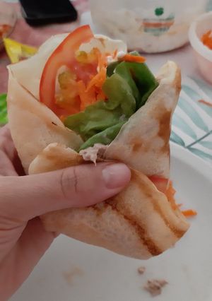 Una foto de Crepes de atún, lechuga, tomate, zanahoria jamón y queso 😊
