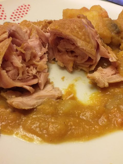 Una foto de Redondos de pollo rellenos en salsa de manzana y cebolla