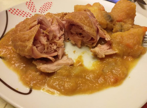 Una foto de Redondos de pollo rellenos en salsa de manzana y cebolla