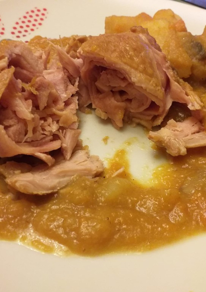 Una foto de Redondos de pollo rellenos en salsa de manzana y cebolla