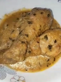 Una foto de Muslo de pollo al ajillo