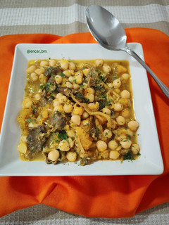 Una foto de Potaje de garbanzos con calabaza y angula de monte silvestre