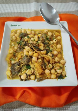 Una foto de Potaje de garbanzos con calabaza y angula de monte silvestre