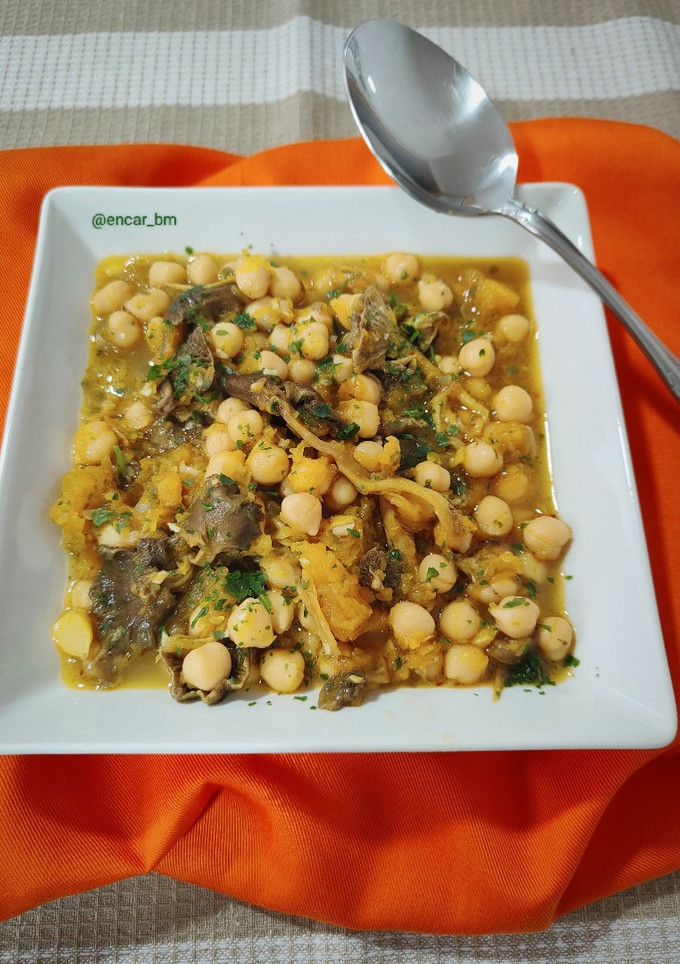 Una foto de Potaje de garbanzos con calabaza y angula de monte silvestre