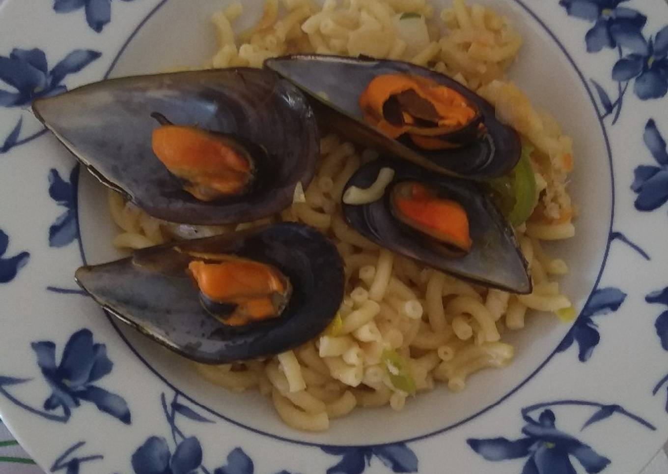 Fideuá de sepia, merluza y mejillones