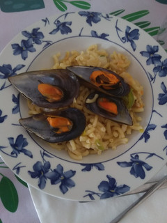 Una foto de 🥘Fideuá de sepia 🦑, merluza🐟 y mejillones