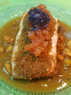 Una foto de Salmón con costra de kikos y salsa de langostinos