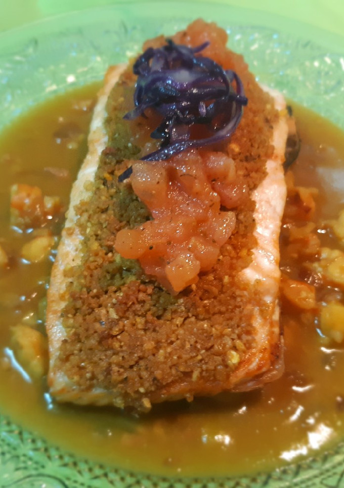 Una foto de Salmón con costra de kikos y salsa de langostinos