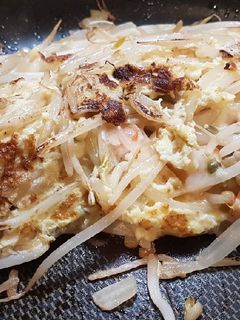 Una foto de Omelette estilo chino (huevos fu yung) con camarones