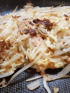 Una foto de Omelette estilo chino (huevos fu yung) con camarones
