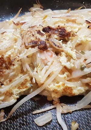 Una foto de Omelette estilo chino (huevos fu yung) con camarones