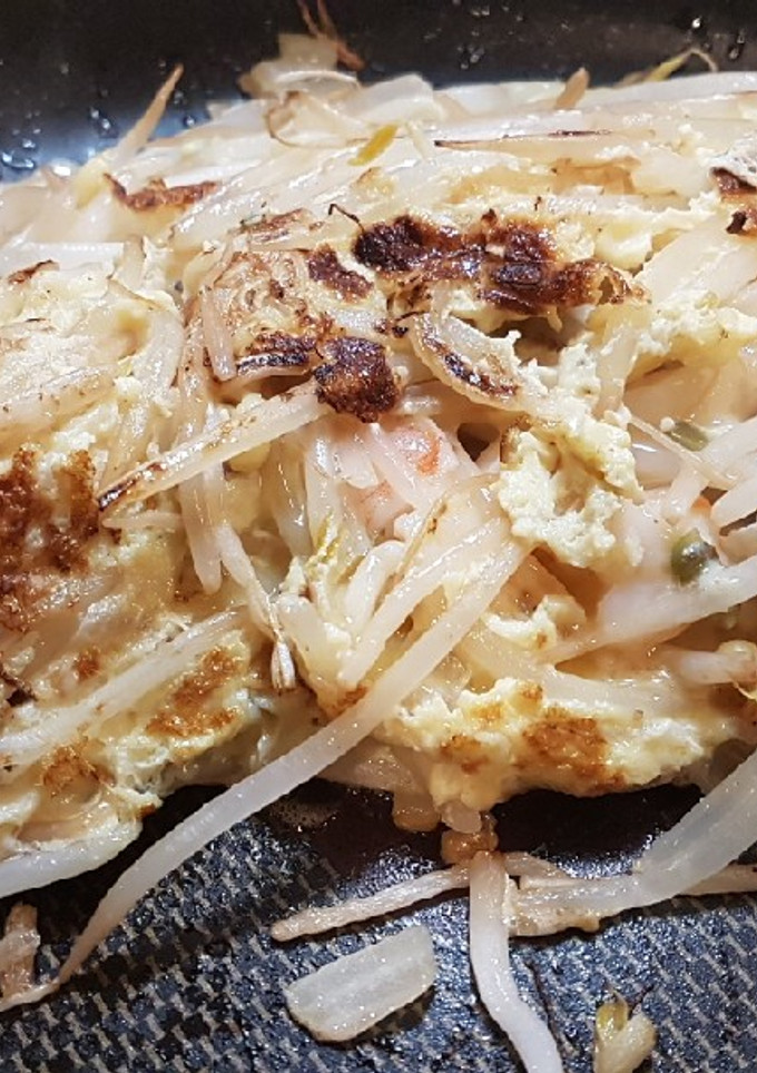 Una foto de Omelette estilo chino (huevos fu yung) con camarones