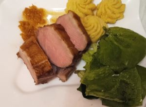 O poză a rețetei Piept de rata cu sos de portocale și cartofi Duchesse și mix de salata verde.