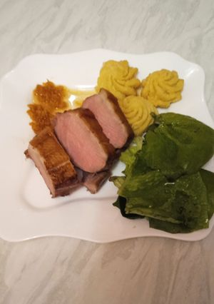 O poză a rețetei Piept de rata cu sos de portocale și cartofi Duchesse și mix de salata verde.