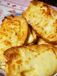 Foto de Torradinhas Com Alho E Queijo Na Fritadeira Elétrica