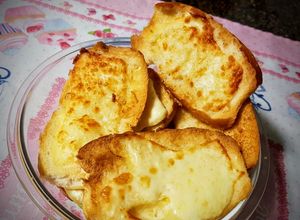 Foto de Torradinhas Com Alho E Queijo Na Fritadeira Elétrica