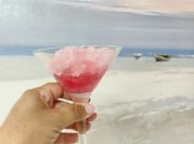 Una foto de bebidas con alcohol de sandía