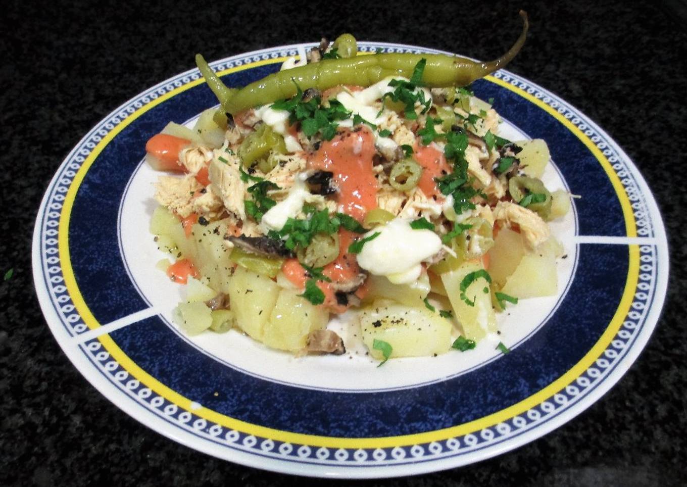 Ensaladilla picante con patata y pechuga de pollo con lluvia de mayonesa rosa