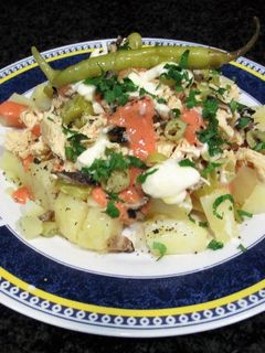 Una foto de Ensaladilla picante con patata y pechuga de pollo con lluvia de mayonesa rosa