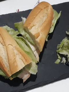 Una foto de Bocadillo de pollo y alioli