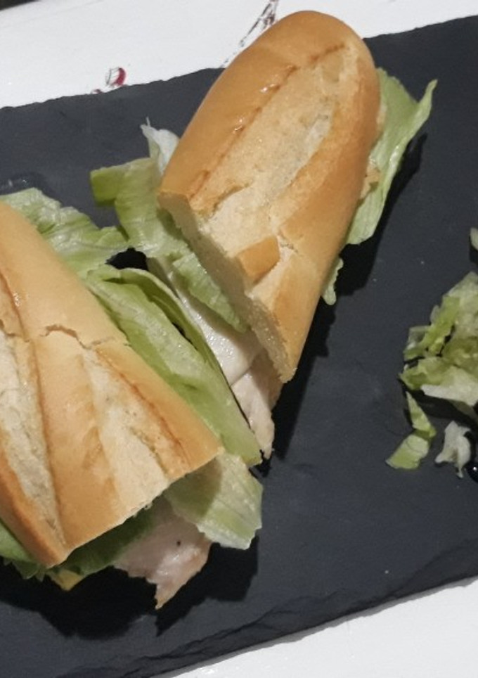 Una foto de Bocadillo de pollo y alioli