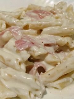 Una foto de Pasta con salsa de queso y york