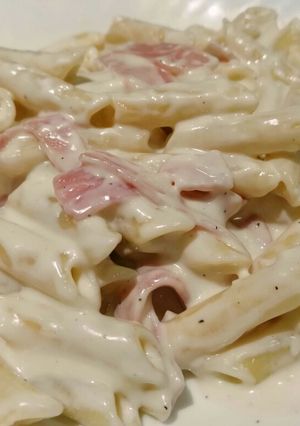 Una foto de Pasta con salsa de queso y york
