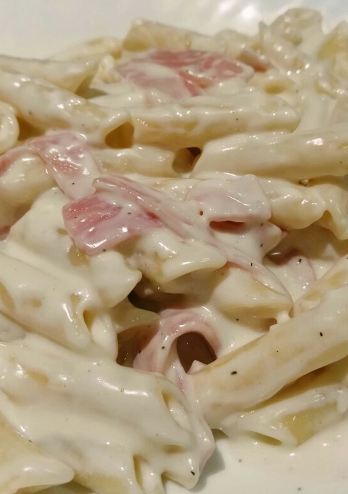 Una foto de Pasta con salsa de queso y york