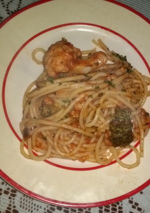 Una foto de Pasta con brócoli, coliflor y soya