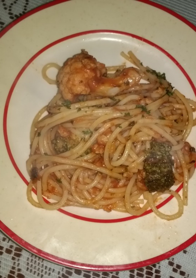 Una foto de Pasta con brócoli, coliflor y soya