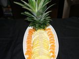 Plato de piña con semillas de sésamo y mandarinas