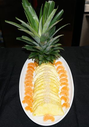 Una foto de Plato de piña con semillas de sésamo y mandarinas