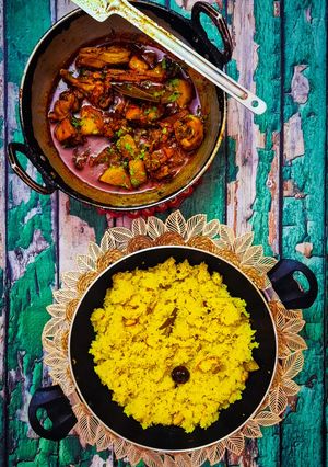 A picture of Bashonti Pulao r Chicken Kosha.