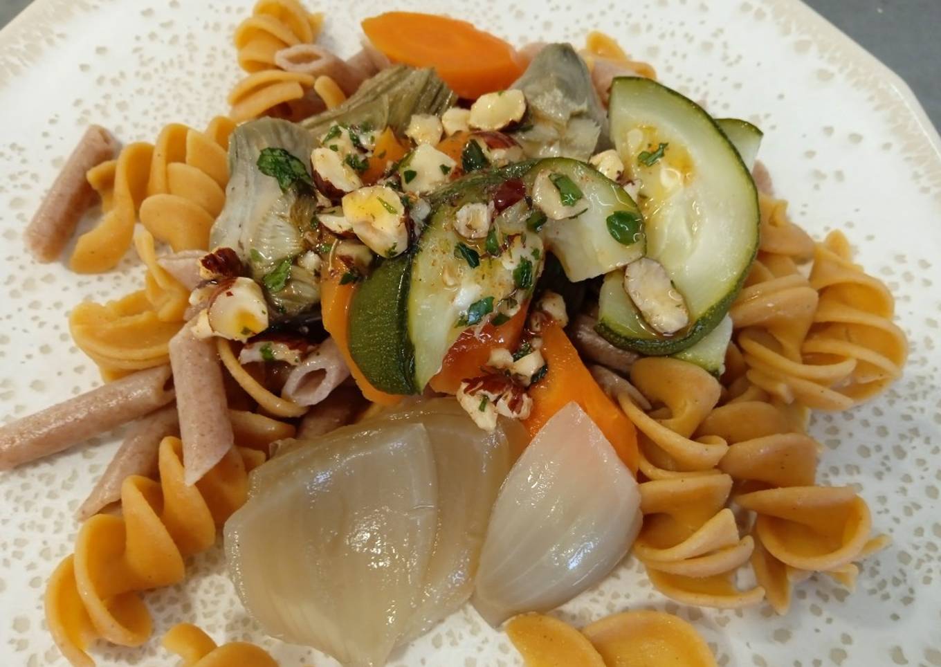 Pasta con verduras y aliño