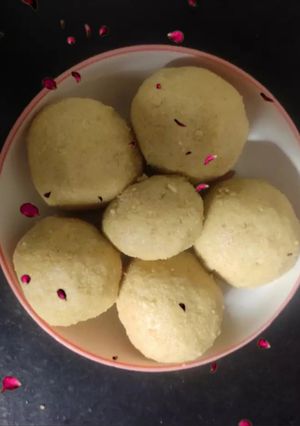 લાડુ(Ladoo Recipe in Gujarati) રેસીપી મુખ્ય ફોટો