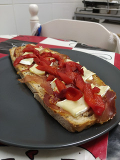 Una foto de 🥖 Tosta de jamón con queso brie y piquillos caramelizados