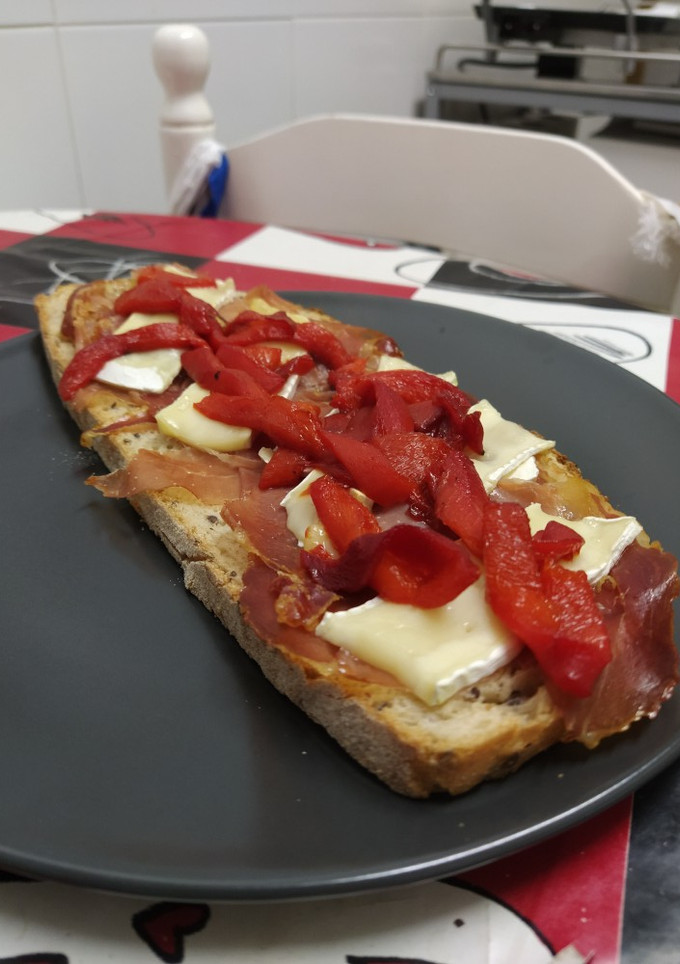 Una foto de 🥖 Tosta de jamón con queso brie y piquillos caramelizados