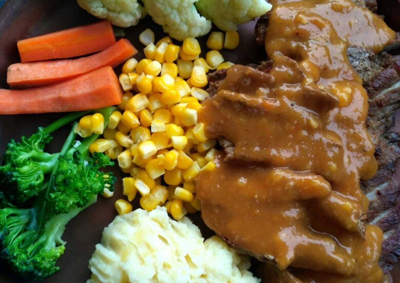 Steak Daging Sapi & Mashed Potatoes dgn Brown Sauce