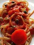 Spaghetti al pomodoro con tonno capperi e olive