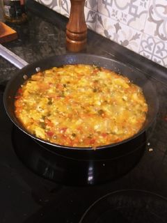 Una foto de Arroz al curry con vino tinto