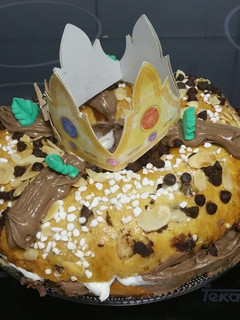 Una foto de Roscon de reyes relleno de trufa y nata