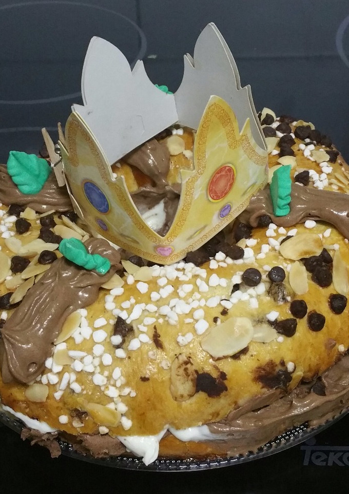 Una foto de Roscon de reyes relleno de trufa y nata