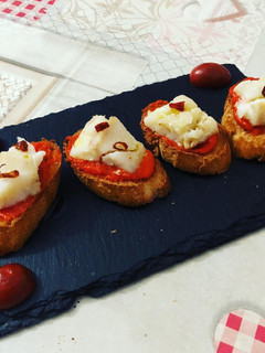 Una foto de Bacalao confitado con crema de pimiento morrón y guindilla cayena y el otro pincho con pil pil
