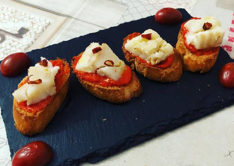 Bacalao confitado con crema de pimiento morrón y guindilla cayena y el otro pincho con pil pil