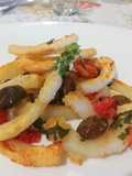 Anelli di Calamari al Forno con Pomodori Freschi, Pangrattato, Olive Verde, Prezzemolo e Aglio