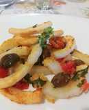 Anelli di Calamari al Forno con Pomodori Freschi, Pangrattato, Olive Verde, Prezzemolo e Aglio
