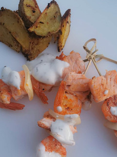 Una foto de Cena de veranoBrochetas de gambas y salmón